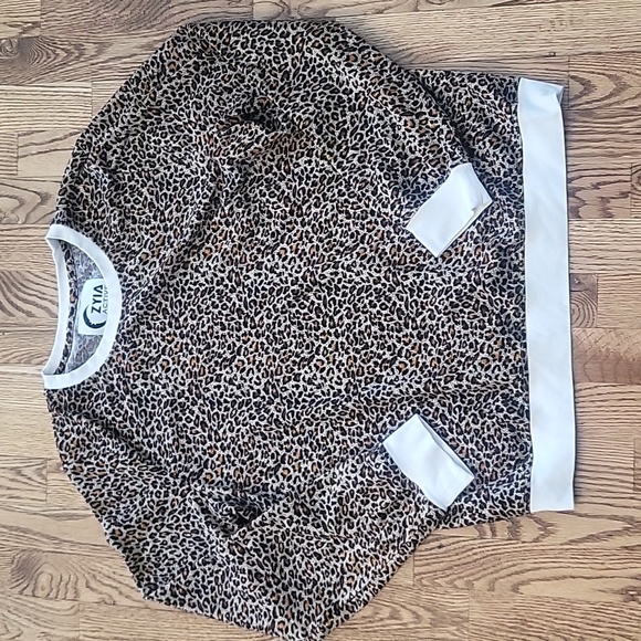 ZYIA Sweaters - (M) ZYIA Active Leopard Print Crew Neck Sweater